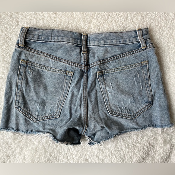 Distressed Cut off denim shorts / California closet staple! - Picture 4 of 4